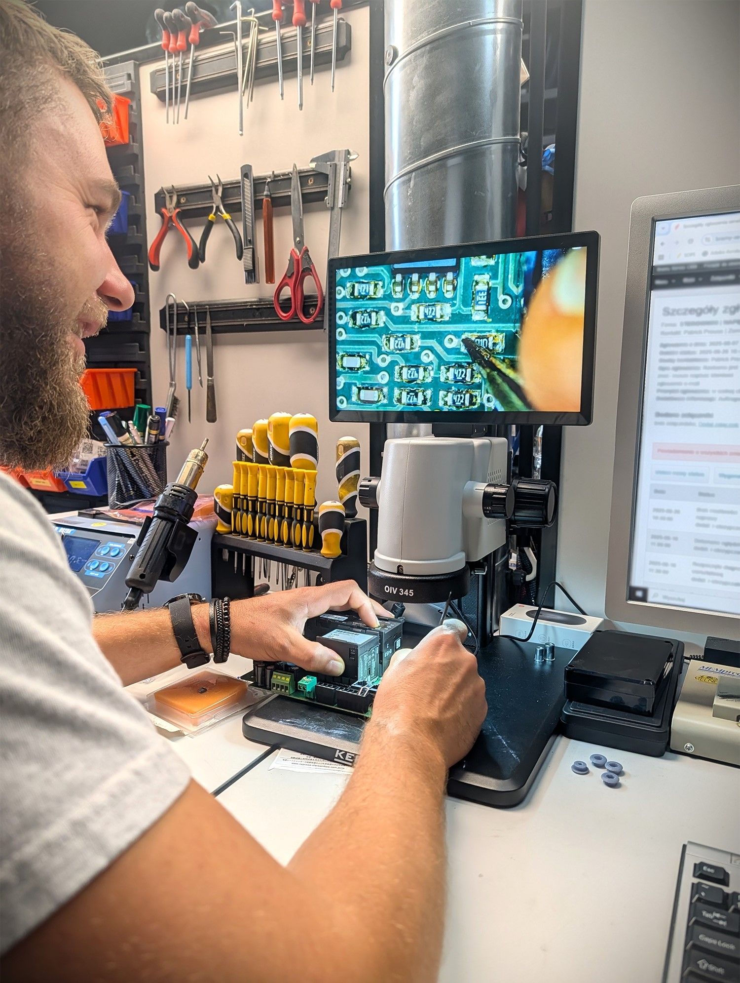 Riparazione/refurbishment di centraline e motori per porte industriali e baie di carico